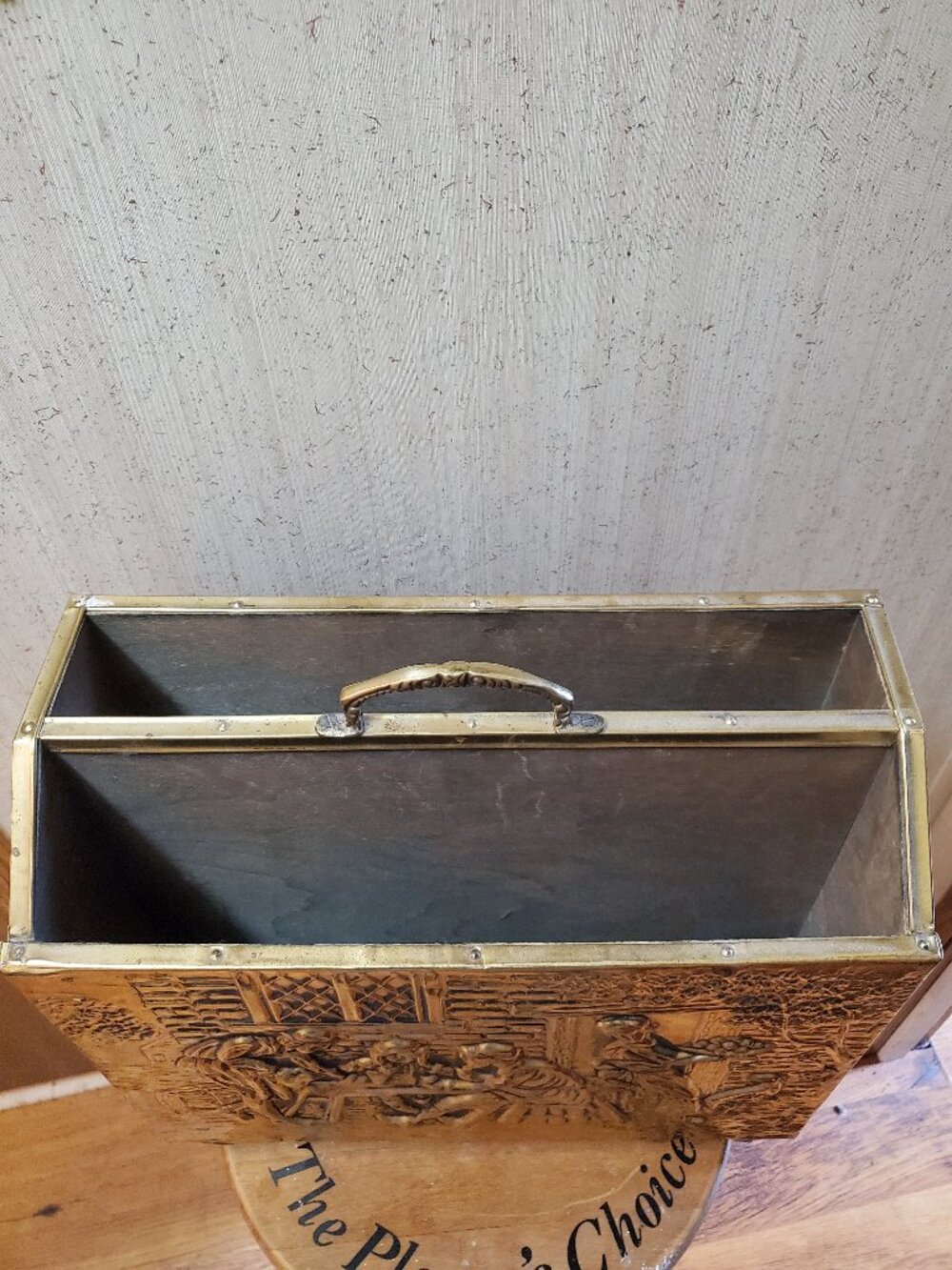 embossed brass and wood magazine rack, English mid-century home decor - Picture 3 of 16